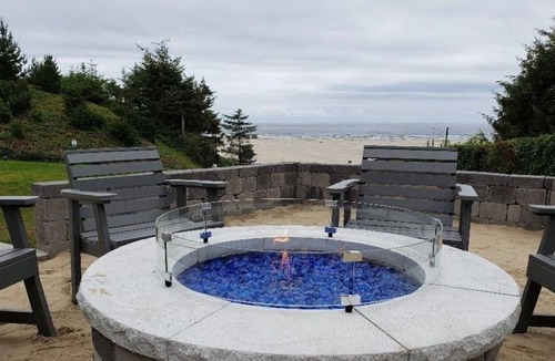 Newport House | Adventure Awaits! Three Cozy Unit Near Beaches, Pool