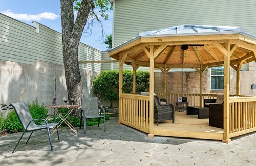 Fredericksburg House | Agave Chapel | 2/2 Cottage | Walk to Main