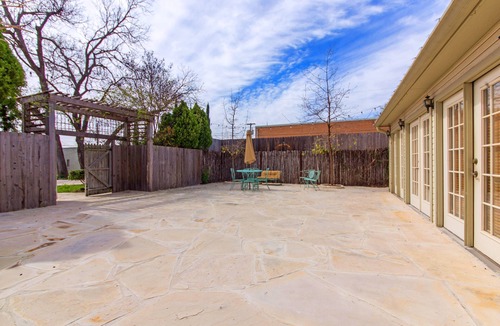 Fredericksburg House | Agave Chapel | 2/2 Cottage | Walk to Main