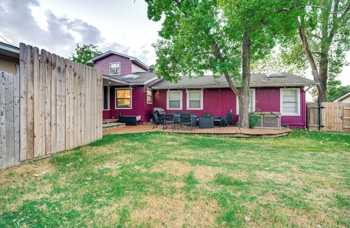 North Garden Acres Cottage | Aggie Game Day Retreat ~ 1 Mi to Texas A & M!