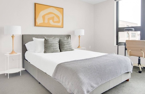 Congress Park Apartment | Airy Congress Park 2BR w/ Gym & Pool, near shops & dining, by Blueground