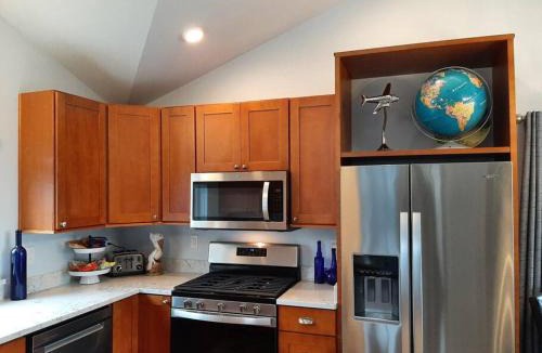 Alki House | Alki Beach Cottage, NEW, 2 bedrooms, 2 bathrooms, near beach, AC, WD, Parking