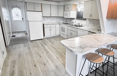 Smyrna Cottage | AllSports lakefront cottage. 3 bedrooms, 2 baths, private beach, yard and deck