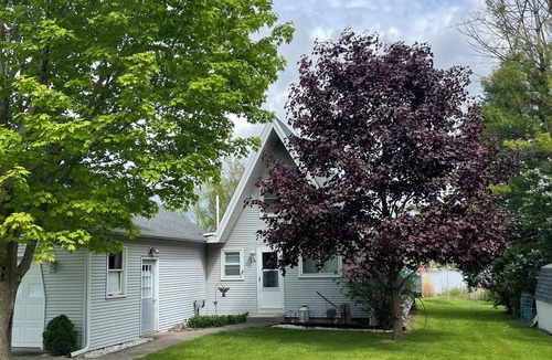 Smyrna Cottage | AllSports lakefront cottage. 3 bedrooms, 2 baths, private beach, yard and deck