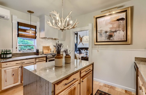 Lyons House | Alpine Victorian Vacation Rental