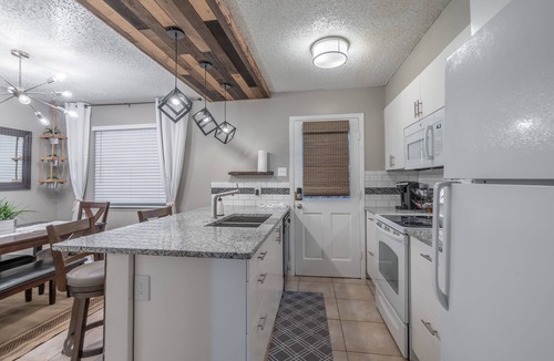 Leon Valley House | Amazing & Comfortable B&B, Rustic & Inviting Feel, NEW BIG A/C Unit and more