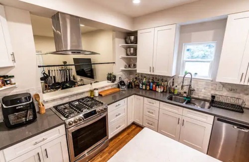 Berkley House | Amazing Fun Great for groups! House 10 Minutes from Downtown.