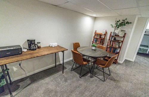 Berkley House | Amazing Fun Great for groups! House 10 Minutes from Downtown.