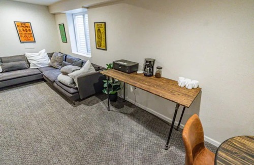 Berkley House | Amazing Fun Great for groups! House 10 Minutes from Downtown.