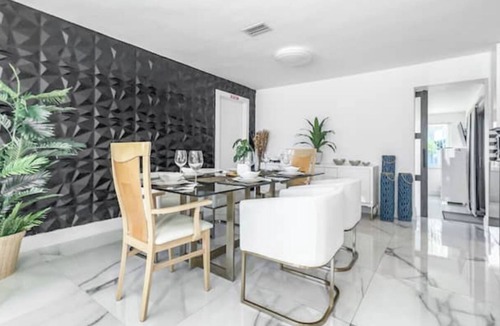 Lighthouse Point House | Amazing Home w/Heated Pool 8 mins to the Beach!