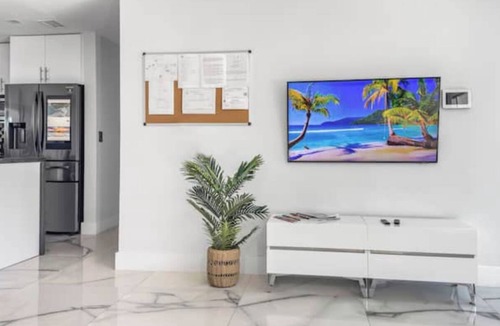 Lighthouse Point House | Amazing Home w/Heated Pool 8 mins to the Beach!