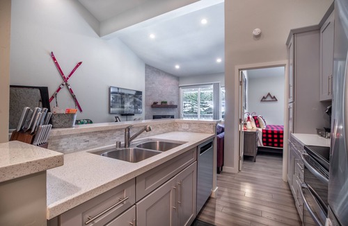 Mammoth Lakes Condo | AMAZING LOCATION, CLOSE TO SLOPES, WALK TO VILLAGE, SHOPS AND FOOD