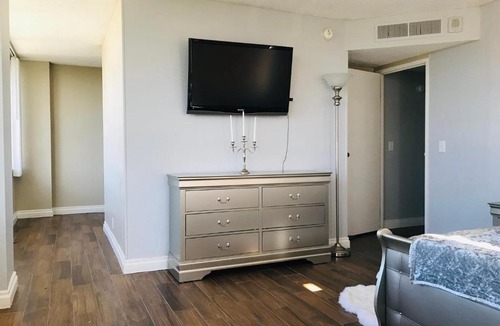 Winchester Apartment | Amazing Master Suite in Shared 2/B Condo behind Convention Center