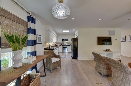 East Beach House | Amazing Pool on East Beach, SPA, Short Walk to Beach, 3 Kings plus, Dog Friendly