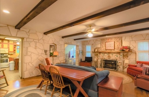 Hunt House | Amazing Private Riverfront! Rope swing, floating and concrete Dock! Sleeps 10!