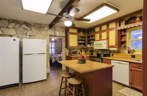 Hunt House | Amazing Private Riverfront! Rope swing, floating and concrete Dock! Sleeps 10!