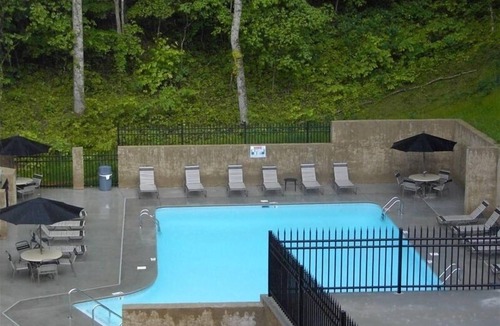 Gatlinburg - Pigeon Forge Cabin | Amazing View! Great Local-A Little Romance -Hot Tub/Pool Table/Jacuzzi
