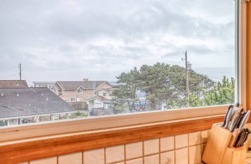 Roads End House | Amazing View, Hot Tub, WiFi, Deck and Giant Yard!