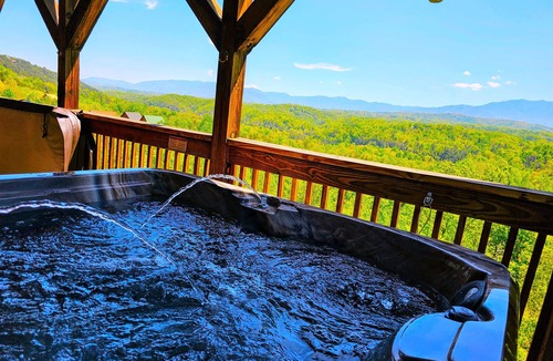 Gatlinburg - Pigeon Forge Cabin | AMAZING views-2 Hot Tubs-Pool & Hockey Table-3 miles to Parkway, 5 to Dollywood