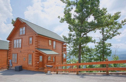 Gatlinburg Cabin | Amazing Views of the Smoky Mountains - Excellent Location!