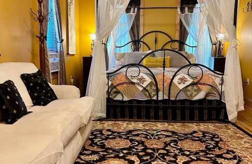 Adamstown Bed & Breakfast | Amber Room at The Amethyst Inn B&B huge jacuzzi room with fireplace in Lancaster