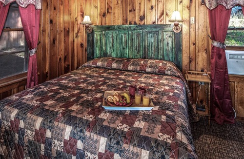 Ruidoso Cabin | Apache Village 6, King Studio with Sleeper Sofa, Sleeps 3