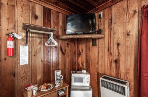 Ruidoso Cabin | Apache Village Cabinette 11, Queen Bed, Midtown, Sleeps 2