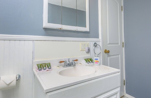 Maplecrest Bed & Breakfast | Art Nouveau Room Large room decorated in the Art Nouveau style with FULL-size bed, en suite bathroom.FREE breakfast. Sleeps 2.