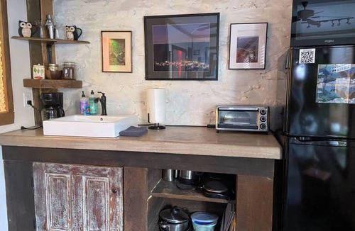 Ashfield Apartment | Art Studio: Historical Carriage House in the Poconos