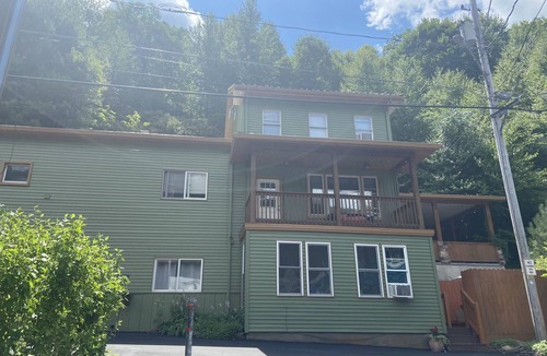 Ashfield Apartment | Art Studio: Historical Carriage House in the Poconos