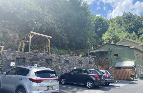 Ashfield Apartment | Art Studio: Historical Carriage House in the Poconos
