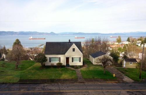 Astoria Apartment | Astoria Painted Lady Historic Apt with River View!