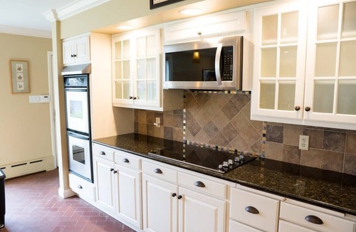 Benton Harbor House | Audubon Acres l pool table & outdoor dining