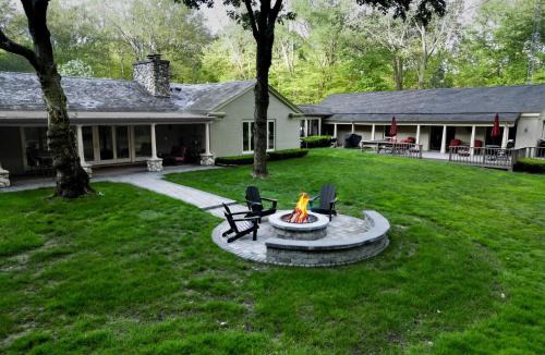 Benton Harbor House | Audubon Acres l pool table & outdoor dining