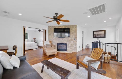 Eck Lane on the Lake Villa | AustinTeton's Sunset Cliff Resort on Lake Travis - PRIVATE WEDDING, EVENT, HEATED POOL, BOAT DOCK