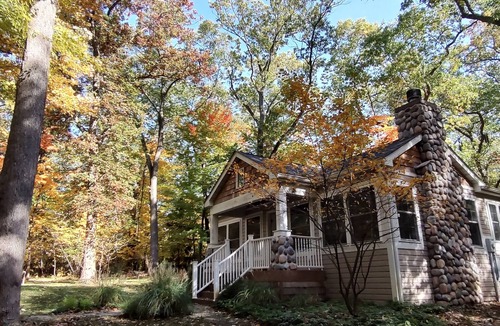 Michiana Cottage | Autumn getaway in Michiana: Cozy cottage for 8 on private woodsy lot