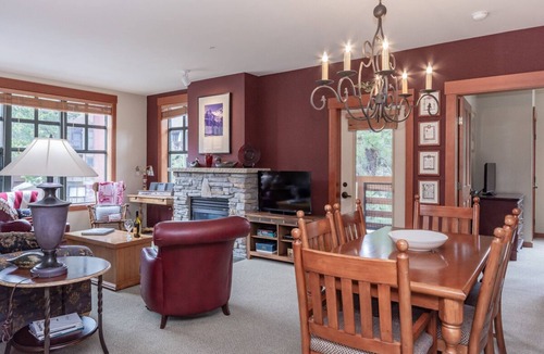 Mammoth Lakes Condo | Available for Fall Getaways! Charming Condo at Grand Sierra Lodge with Shared Hot Tub and Pool!
