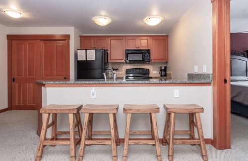 Mammoth Lakes Condo | Available for Fall Getaways! Charming Condo at Grand Sierra Lodge with Shared Hot Tub and Pool!