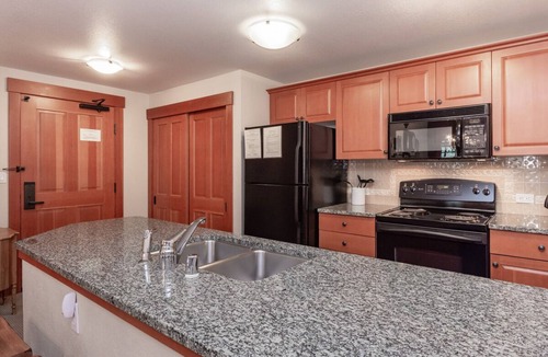 Mammoth Lakes Condo | Available for Fall Getaways! Charming Condo at Grand Sierra Lodge with Shared Hot Tub and Pool!