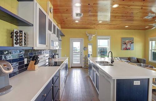 Port Aransas House | Awesome island home with a community pool. In the heart of Port Aransas!