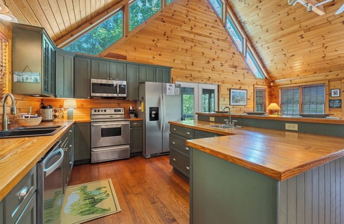 Townsend Cabin | Awesome Mtn Views ❂Fireplaces ❂Easy Access ❂Large Family cabin ❂Screened Porch