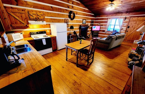 Gatlinburg - Pigeon Forge Cabin | B's Nest a Private & Clean w Mtn Views & Hot Tubs!