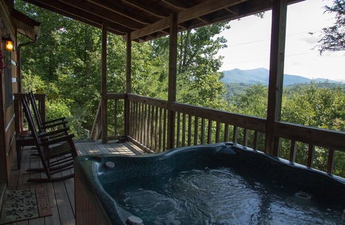 Gatlinburg - Pigeon Forge Cabin | B's Nest a Private & Clean w Mtn Views & Hot Tubs!