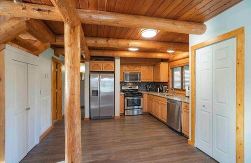 Whites Creek House | Back Porch Lodge on 5 Acres! Pool, Hot Tub, Creek!