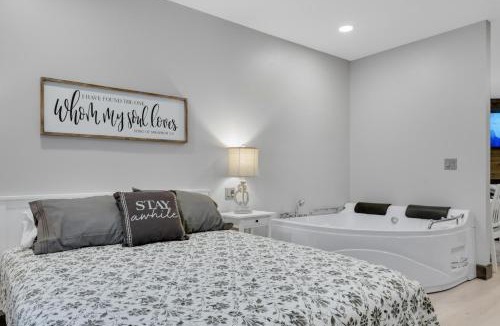 Berlin Apartment | Barnwood Suite - Main Street Lodge in Berlin