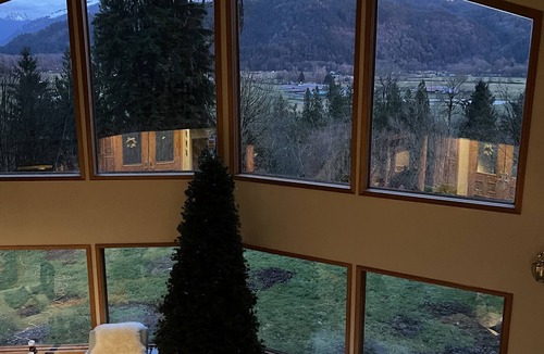 Arlington House | Barrel sauna, two plug-play hot tubs ,pool table Mt View private trail to river