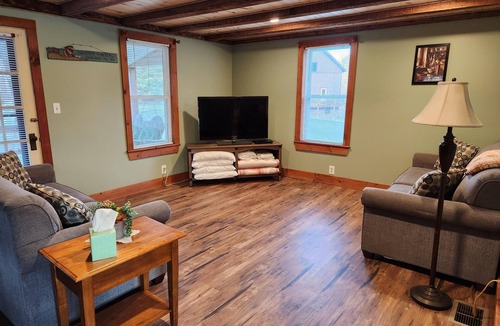 Gaines House | Beach Farm - Charming Riverside Farmhouse: Ideal Getaway for Outdoor Enthusiasts!