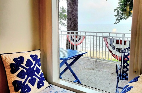 Calvert Beach-Long Beach House | Beach-Front Classic on the Chesapeake Bay