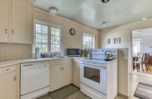Seaside House | Beach home two blocks from shore & two minutes from town