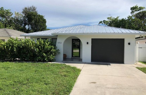 Naples Park House | Beach Oasis w/screened in porch, incl beach gear, 15min walk to beach